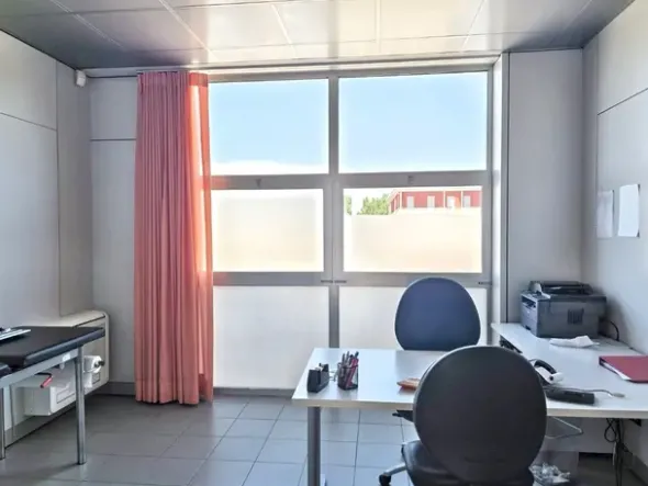 #2536544 Ambulatorio medico con magazzino, posti auto e arredi