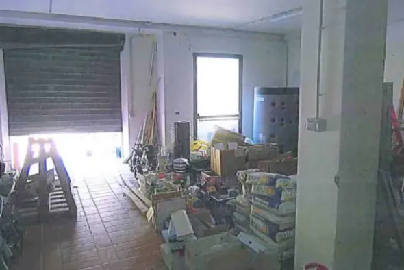 #10919 Ampio locale commerciale con pertinenze