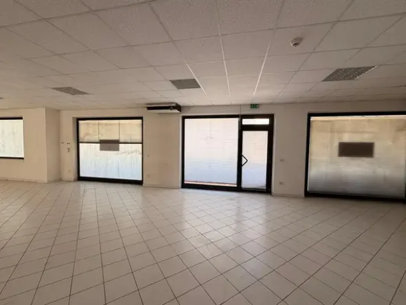 #2639175 Ampio negozio con magazzino