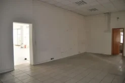 #14775 Ampio salone espositivo e aree urbane