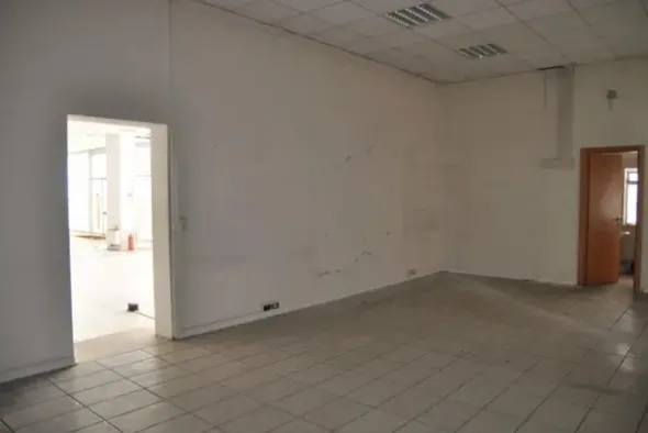#14775 Ampio salone espositivo e aree urbane