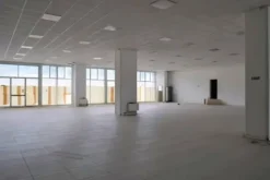 #14775 Ampio salone espositivo e aree urbane