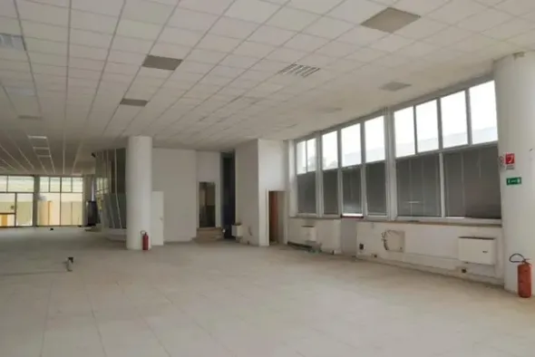 #14775 Ampio salone espositivo e aree urbane