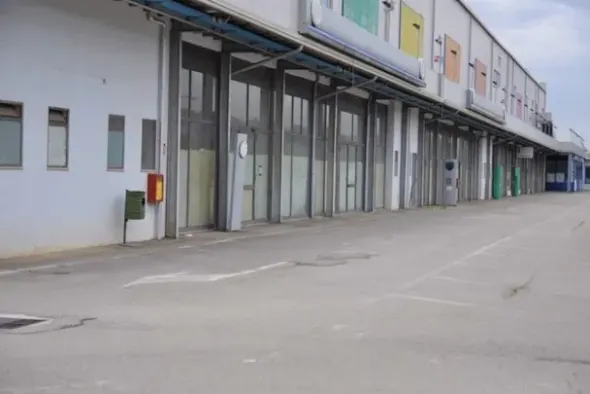 #14775 Ampio salone espositivo e aree urbane