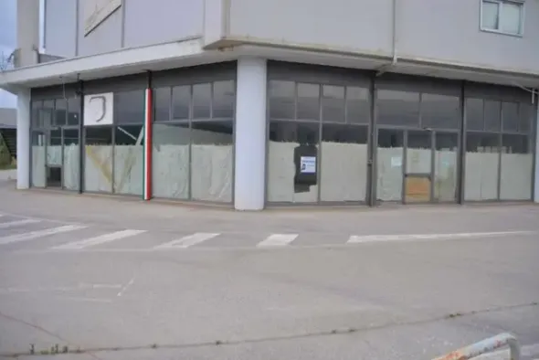 #14775 Ampio salone espositivo e aree urbane