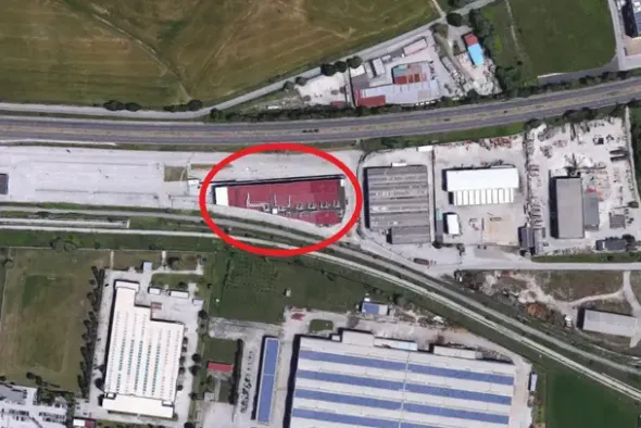 #14775 Ampio salone espositivo e aree urbane