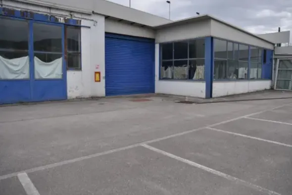 #14775 Ampio salone espositivo e aree urbane