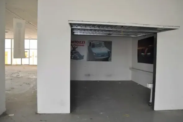 #14775 Ampio salone espositivo e aree urbane