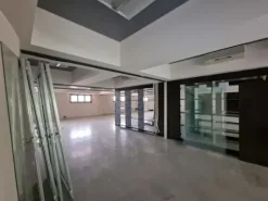 #20828 Ampio ufficio al piano primo in contesto commerciale