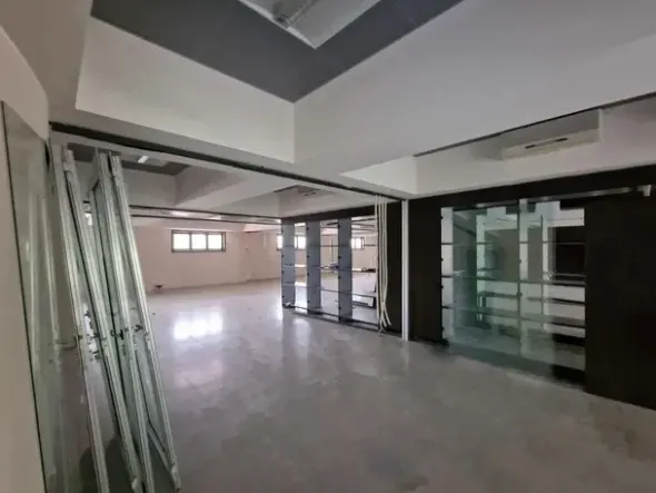 #20828 Ampio ufficio al piano primo in contesto commerciale