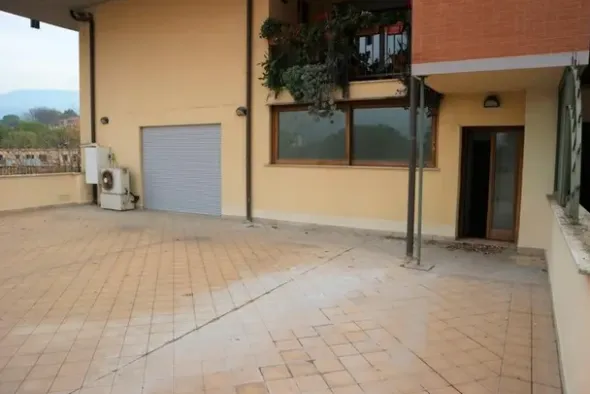 #14855 Ampio ufficio con lastrici e quattro garage