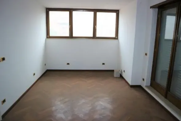 #14855 Ampio ufficio con lastrici e quattro garage