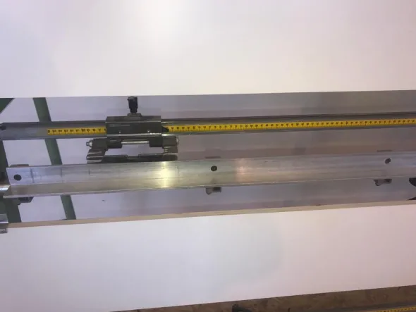 AP977-1309Sezionatrice verticale Meniconi