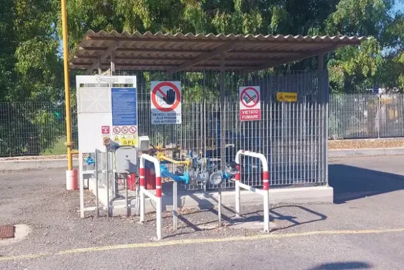 #21578 Area adibita ad attività di distributore carburanti