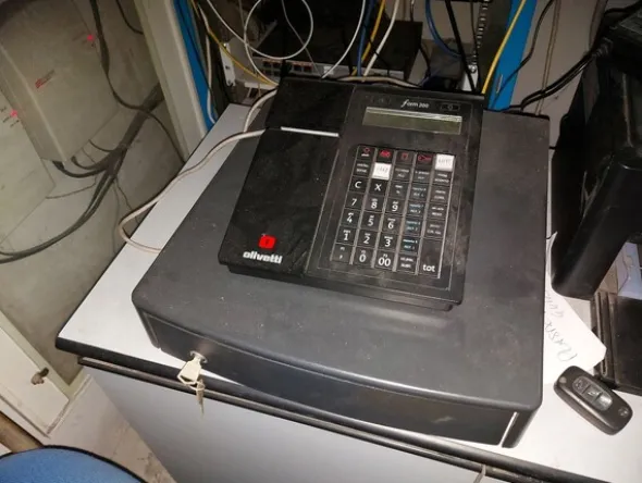 4#8036 Arredi e attrezzature elettroniche