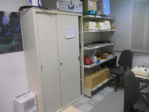 5#4977 Arredi e attrezzature per laboratorio