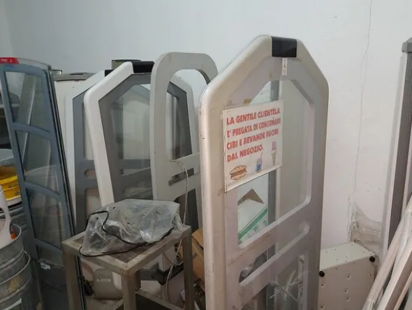 3#7660 Arredi e attrezzature per negozio abbigliamento