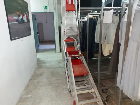 3#7660 Arredi e attrezzature per negozio abbigliamento