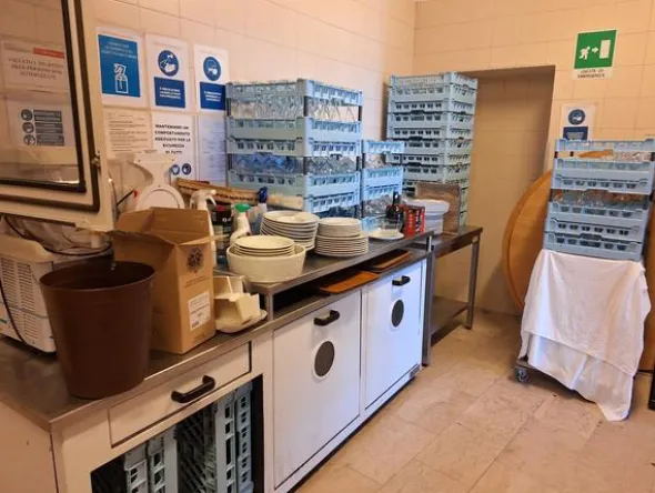 2#8574 Arredi e attrezzature per ristorazione e hotel