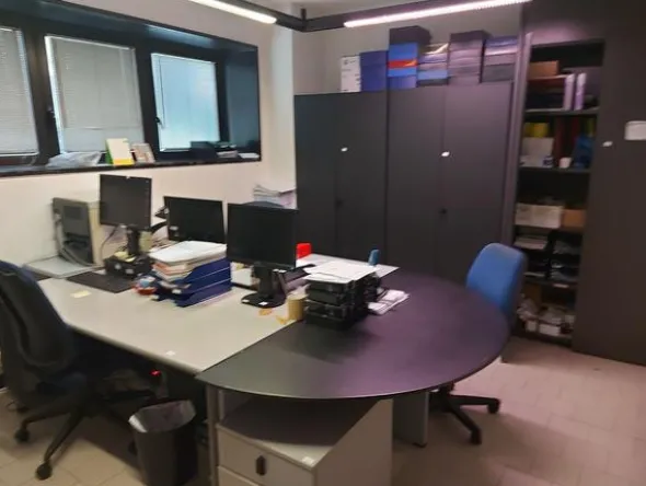 2#8670 Arredo da ufficio ed attrezzature