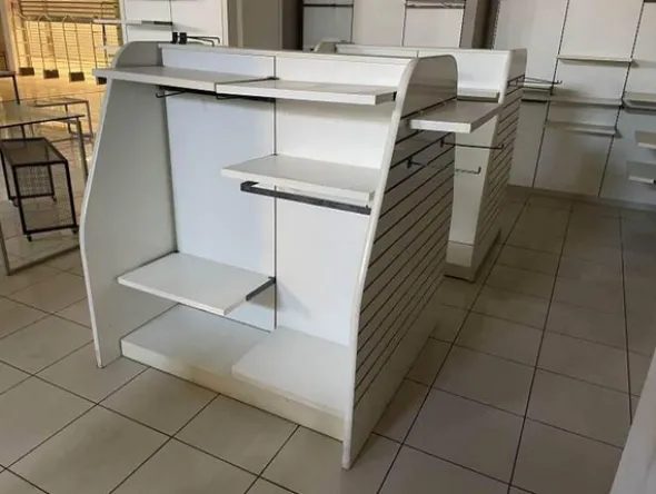 22#7897 Arredo e attrezzature negozio abbigliamento