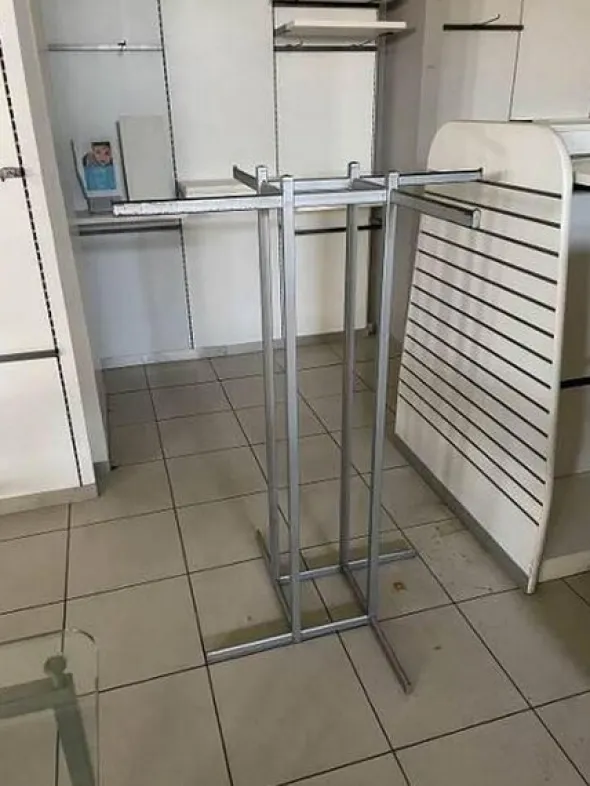 22#7897 Arredo e attrezzature negozio abbigliamento
