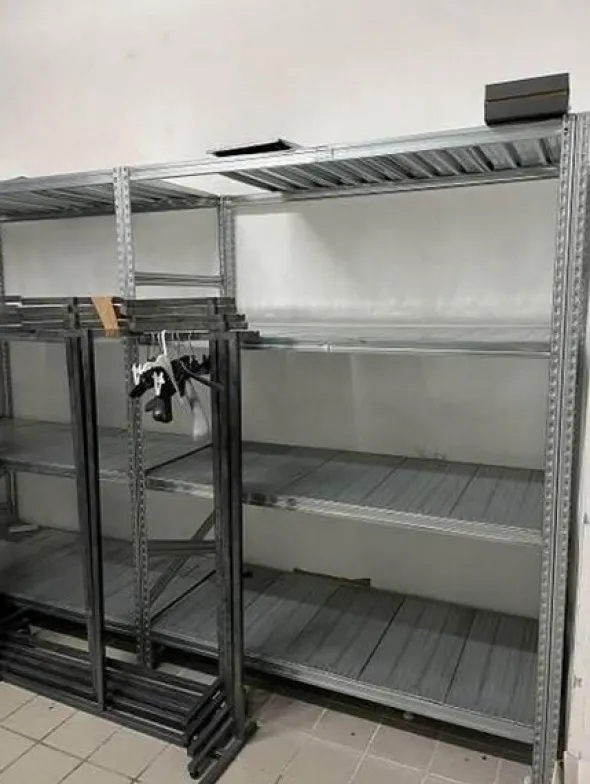 22#7897 Arredo e attrezzature negozio abbigliamento