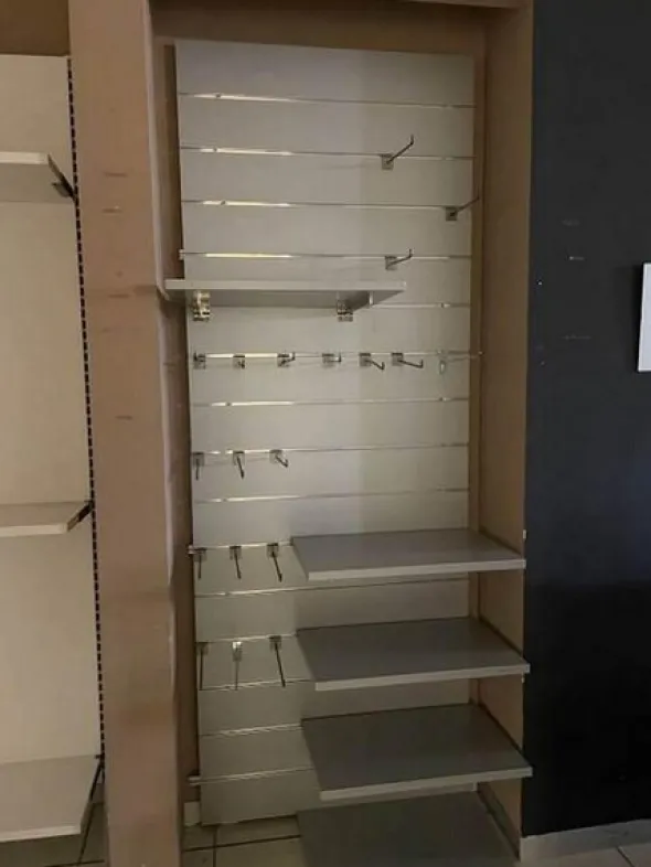 22#7897 Arredo e attrezzature negozio abbigliamento