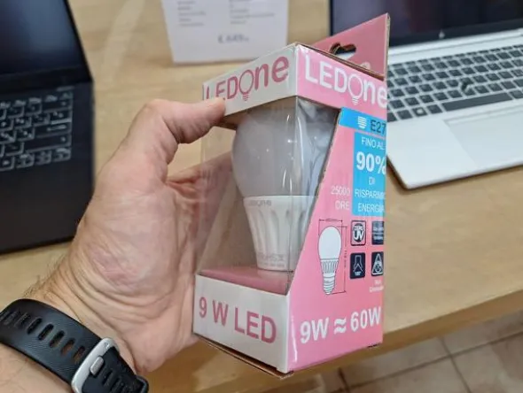 1#8661 Attrezzatura elettronica e arredamento negozio