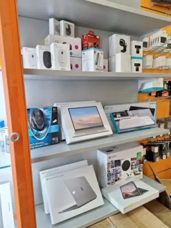 1#8661 Attrezzatura elettronica e arredamento negozio