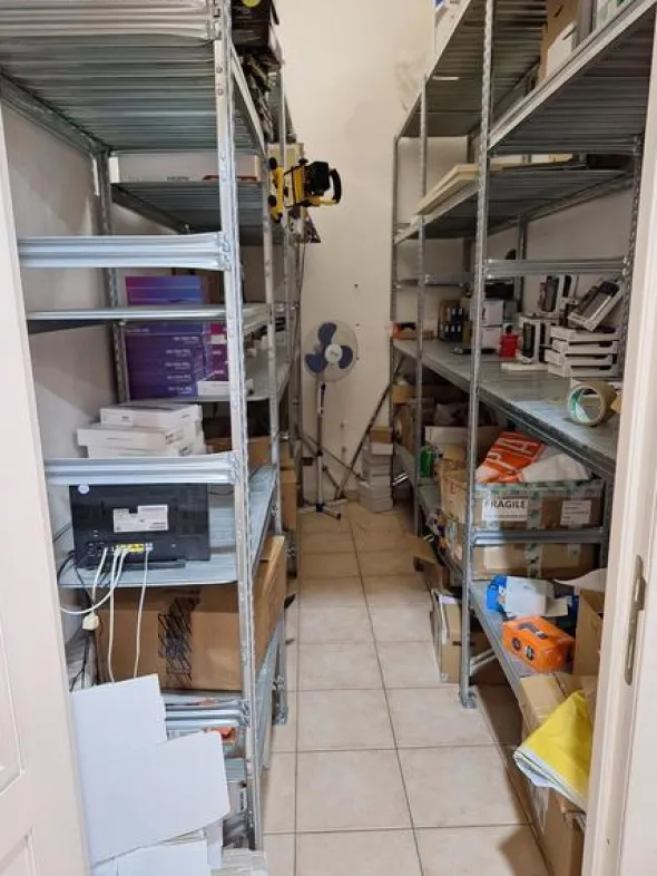 1#8661 Attrezzatura elettronica e arredamento negozio