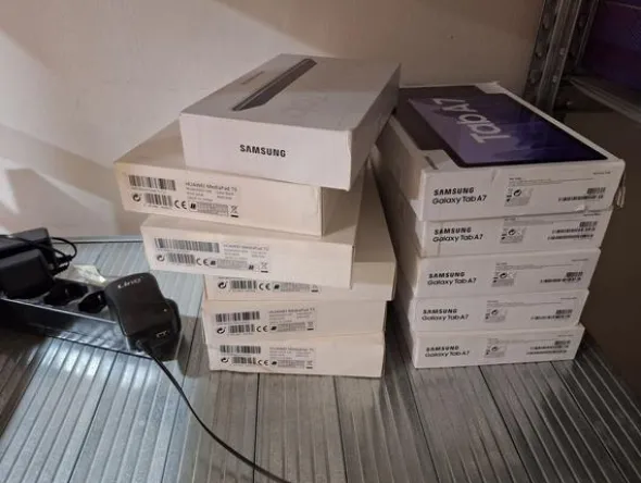 1#8661 Attrezzatura elettronica e arredamento negozio