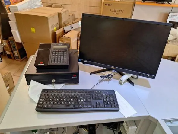 1#8661 Attrezzatura elettronica e arredamento negozio