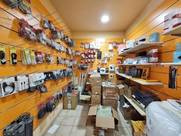 1#8661 Attrezzatura elettronica e arredamento negozio