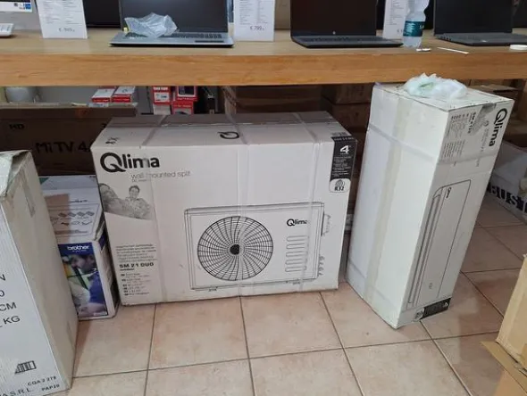 1#8661 Attrezzatura elettronica e arredamento negozio