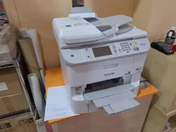 1#8661 Attrezzatura elettronica e arredamento negozio
