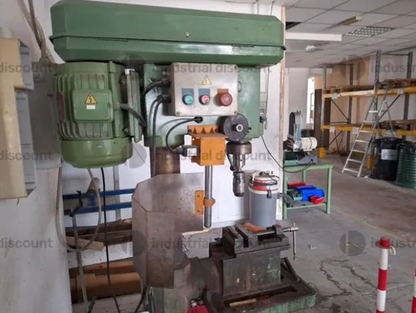 11#10261 Attrezzatura elettronica, meccanica, scaffalature
