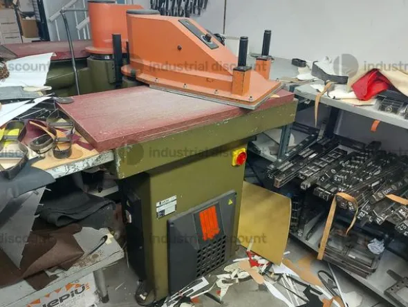 2#8561 Attrezzature e macchine per l'industria calzaturiera