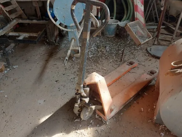9#7900 Attrezzature e materiali da cantiere