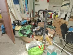 1#9764 Attrezzature, materiale di consumo e minuteria da elettricista, arredi da ufficio e scaffalature