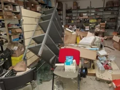 1#9764 Attrezzature, materiale di consumo e minuteria da elettricista, arredi da ufficio e scaffalature