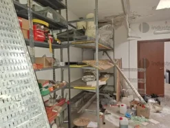 1#9764 Attrezzature, materiale di consumo e minuteria da elettricista, arredi da ufficio e scaffalature