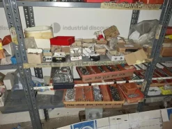 1#9764 Attrezzature, materiale di consumo e minuteria da elettricista, arredi da ufficio e scaffalature