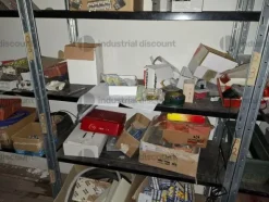 1#9764 Attrezzature, materiale di consumo e minuteria da elettricista, arredi da ufficio e scaffalature