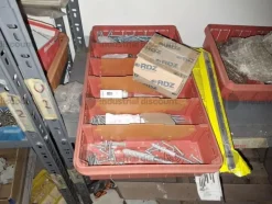 1#9764 Attrezzature, materiale di consumo e minuteria da elettricista, arredi da ufficio e scaffalature