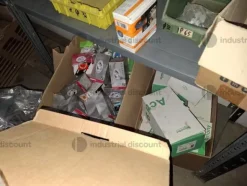 1#9764 Attrezzature, materiale di consumo e minuteria da elettricista, arredi da ufficio e scaffalature
