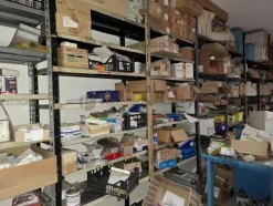 1#9764 Attrezzature, materiale di consumo e minuteria da elettricista, arredi da ufficio e scaffalature