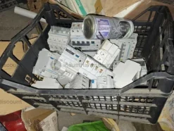 1#9764 Attrezzature, materiale di consumo e minuteria da elettricista, arredi da ufficio e scaffalature