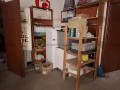 1#9764 Attrezzature, materiale di consumo e minuteria da elettricista, arredi da ufficio e scaffalature