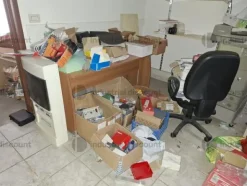 1#9764 Attrezzature, materiale di consumo e minuteria da elettricista, arredi da ufficio e scaffalature